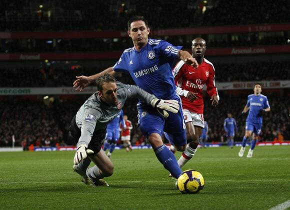 Arsenal s Manuel Almunia (L) tussles with Chelsea s Frank Lampard --- Premier League - FC Arsenal London vs. FC Chelsea London, 29th November, 2009 EDITORIAL USE ONLY. No use with unauthorised audio, video, data, fixture lists, club league logos or live services. Online in-match use limited to 120 images, no video emulation. No use in betting, games or single club league player publications.