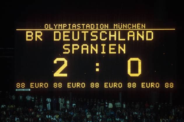 Anzeigetafel Olympiastadion München zeigt das Endergebnis von 2:0 des EM Spiels von 1988 zwischen Deutschland und Spanien - DEUTSCHSPRACHIGE SPORTZEITSCHRIFTEN UND -ZEITUNGEN NUR NACH RÜCKSPRACHE Fußball EM Herren EM 1988, Länderspiel, Nationalteam, BR Deutschland - Spanien 2:0, BRD Einzelbild München