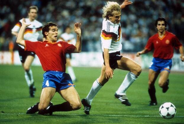 Jürgen Klinsmann (BR Deutschland, re.) gegen Genaro Andrinua (Spanien) - DEUTSCHSPRACHIGE SPORTZEITSCHRIFTEN UND -ZEITUNGEN NUR NACH RÜCKSPRACHE Fußball EM Herren EM 1988, Länderspiel, Nationalteam, Nationaltrikot, BR Deutschland - Spanien 2:0, BRD Gruppe München Dynamik, Kampf,
