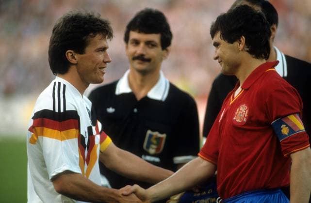 Lothar Matthäus (BR Deutschland, li.) und Jose Antonio Camacho (Spanien) - Shakehands vor dem Spiel der EM 1988 - DEUTSCHSPRACHIGE SPORTZEITSCHRIFTEN UND -ZEITUNGEN NUR NACH RÜCKSPRACHE Fußball EM Herren EM 1988, Länderspiel, Nationalteam, Nationaltrikot, BR Deutschland - Spanien 2:0, BRD Gruppe München Harmonie, Freude,
