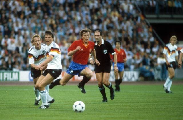 Andreas Brehme (li.) und Lothar Matthäus (beide BR Deutschland) gegen Emilio Butragueno (Spanien), dahinter FIFA Schiedsrichter Michel Vautrot (Frankreich) - DEUTSCHSPRACHIGE SPORTZEITSCHRIFTEN UND -ZEITUNGEN NUR NACH RÜCKSPRACHE Fußball EM Herren EM 1988, Länderspiel, Nationalteam, Nationaltrikot, BR Deutschland - Spanien 2:0, BRD Gruppe München Dynamik, Kampf,