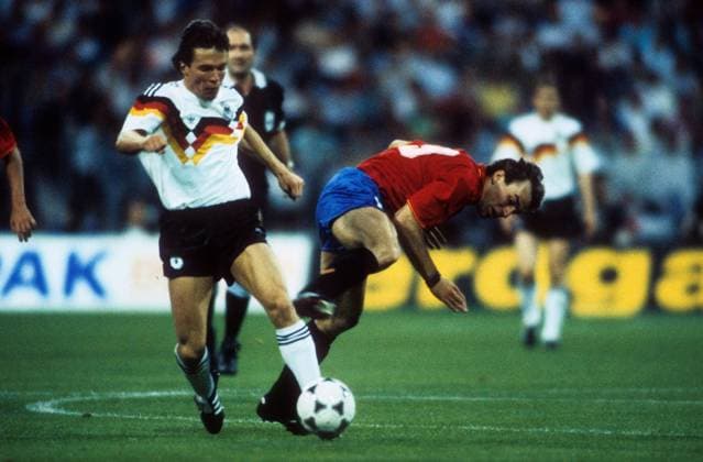 Lothar Matthäus (BR Deutschland, li.) gegen Rafael Martin Vazquez (Spanien) - DEUTSCHSPRACHIGE SPORTZEITSCHRIFTEN UND -ZEITUNGEN NUR NACH RÜCKSPRACHE Fußball EM Herren EM 1988, Länderspiel, Nationalteam, Nationaltrikot, BR Deutschland - Spanien 2:0, BRD Gruppe München Dynamik, Kampf,