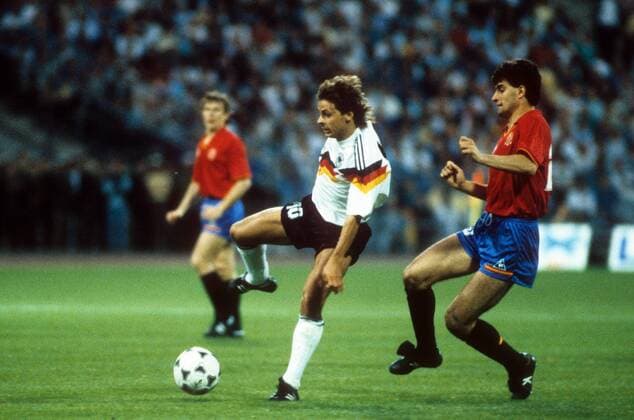 Olaf Thon (BR Deutschland, li.) gegen Michel (Spanien) - DEUTSCHSPRACHIGE SPORTZEITSCHRIFTEN UND -ZEITUNGEN NUR NACH RÜCKSPRACHE Fußball EM Herren EM 1988, Länderspiel, Nationalteam, Nationaltrikot, BR Deutschland - Spanien 2:0, BRD Gruppe München Dynamik,