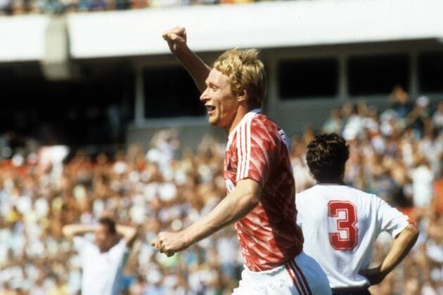 Torschütze Aleksei Mikhailichenko (UdSSR) jubelt - DEUTSCHSPRACHIGE SPORTZEITSCHRIFTEN UND -ZEITUNGEN NUR NACH RÜCKSPRACHE Fußball EM Herren EM 1988, Länderspiel, Nationalteam, Nationaltrikot, England - UdSSR 1:3 Einzelbild Frankfurt M. Freude, Begeisterung,