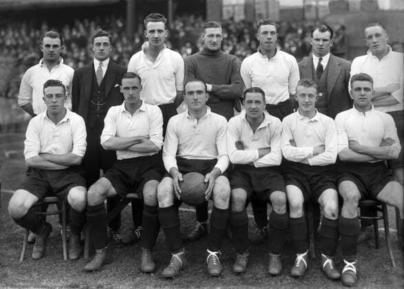 Fußball, Trainerhistorie, FC Arsenal Arsenal team Group 1929 1930 Season. Back Row : L to R. Len Thompson,Jimmy Brain,Herbie Roberts,Charlie Preedy,Bill Seddon,Tom Whittaker (trainer),Jack Lambert. Front row : Joe Hulme,David Jack,Tom Parker (captain),Alex James,Joe Williams,Eddie Hapgood.  o0 FC