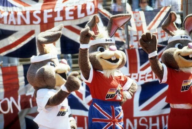 EM Maskottchen Berni vor englischem Fanblock - DEUTSCHSPRACHIGE SPORTZEITSCHRIFTEN UND -ZEITUNGEN NUR NACH RÜCKSPRACHE Fußball EM Herren EM 1988, Länderspiel, Nationalteam Gruppe Frankfurt M.