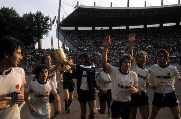 Pokalsieger 1973 1974 Eintracht Frankfurt dreht eine Ehrenrunde, u.a. Bernd Nickel (3.v.re.) - DEUTSCHSPRACHIGE SPORTZEITSCHRIFTEN UND -ZEITUNGEN NUR NACH RÜCKSPRACHE Fußball Herren DFB Pokal Finale 1973 1974, Pokalspiel, Eintracht Frankfurt Gruppe Düsseldorf Freude, Begeisterung,