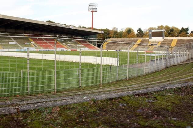 Das Grotenburg Stadion in Krefeld hat schon bessere Zeiten erlebt, inzwischen wächst auf den Stehrängen Moos und Unkraut o0 marode alt