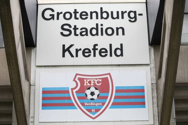 Eingangsbereich Grotenburg Stadion, Heimspielstätte des KFC Uerdingen o0 Krefeld Oberliga Niederrhein Schriftzug Logo