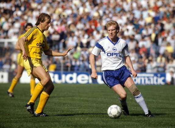 Rob Reekers (Bochum, r.) vs Daniel Simmes (BVB) Fußball 1. BL Herren DEUTSCHSPRACHIGE SPORTZEITSCHRIFTEN UND -ZEITUNGEN NUR NACH RÜCKSPRACHE 1987 1988 Gruppe Bochum