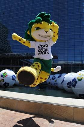 Zakumi outside the CTICC CAPE TOWN, SOUTH AFRICA - DECEMBER 2, Zakumi outside the CTICC with the Soccer World Cup sponsorship balls on December 2, 2009 in Cape Town (Kapstadt), South Africa. o0 Maskottchen