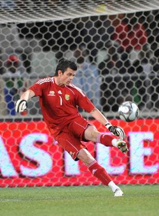 International match: South Africa v Jamaica BLOEMFONTEIN, SOUTH AFRICA - NOVEMBER 17, Rowen Fernandez of South Africa with a goal kick during the International Friendly match between South Africa and Jamaica from Vodacom Park on November 17, 2009 in Bloemfontein, South Africa. 755686 o0 Südafrika