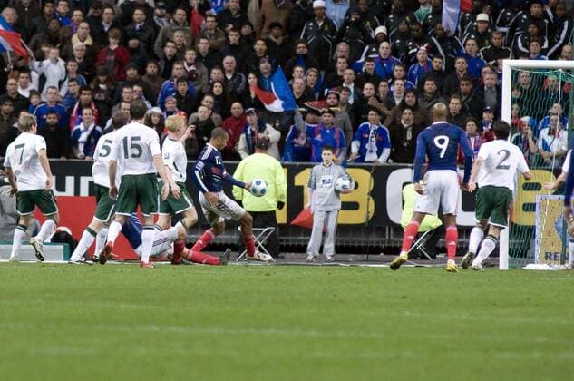 Thierry Henry (Frankreich) spielt den Ball im Spiel gegen Irland mit der Hand und kann somit erst den Ball zum entscheidenden 1:1 auflegen - PanxBaledent  o0 Tor