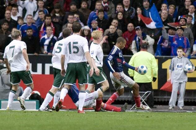 Thierry Henry (Frankreich) spielt den Ball im Spiel gegen Irland mit der Hand und kann somit erst den Ball zum entscheidenden 1:1 auflegen - PanxBaledent  o0 Tor
