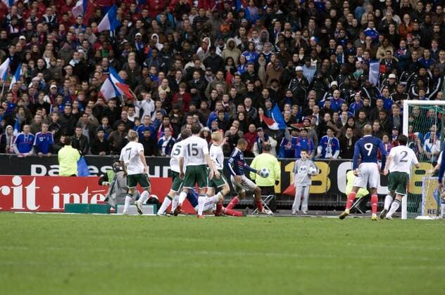 Thierry Henry (Frankreich) spielt den Ball im Spiel gegen Irland mit der Hand und kann somit erst den Ball zum entscheidenden 1:1 auflegen - PanxBaledent  o0 Tor