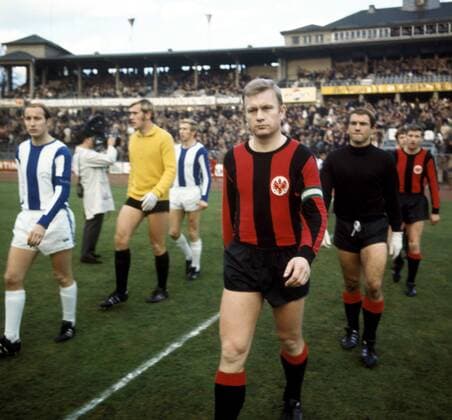 Lothar Schämer (Frankfurt, vorn re.) - Einmarsch - DEUTSCHSPRACHIGE SPORTZEITSCHRIFTEN UND -ZEITUNGEN NUR NACH RÜCKSPRACHE Fußball 1. BL Herren Saison 1969 1970, Hertha BSC Berlin - Eintracht Frankfurt 2:0 Gruppe Berlin