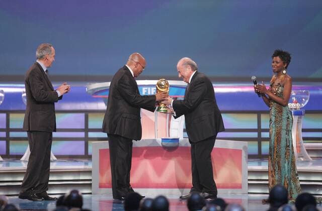 South African President Jacob Zuma (2L) with FIFA president Joseph S Blatter (Switzerland) with the World Cup during the FIFA Final Draw for the FIFA World Cup 2010 South Africa held at the Cape Town International Convention Centre (CTICC) on the 4th December 2009. xHOCHxZWEIx xClevaxMediax  o0 people Politik Funktionär Pokal Trophäe Objekte Weltpokal o00 Sepp