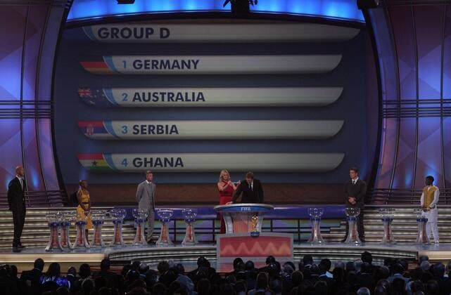 Group D during the FIFA Final Draw for the FIFA World Cup 2010 South Africa held at the Cape Town International Convention Centre (CTICC) on the 4th December 2009. xHOCHxZWEIx xClevaxMediax  o0 Totale Gruppe Leinwand, Bildschirm, Großleinwand