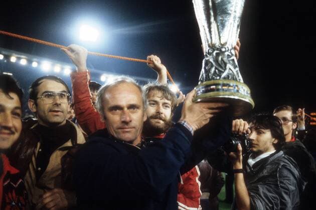Trainer Udo Lattek mit dem Pokal, Gladbach ist UEFA Cup Sieger 1978 1979 - DEUTSCHSPRACHIGE SPORTZEITSCHRIFTEN UND -ZEITUNGEN NUR NACH RÜCKSPRACHE Fußball EC 3 Herren UEFA Cup Finale 1978 1979, Europacup, Borussia Mönchengladbach, Gladbach, Gruppe Düsseldorf Freude,