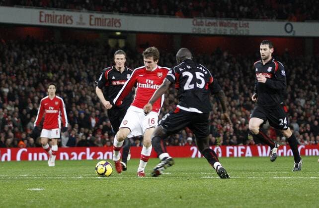 Arsenal FC London s Aaron Ramsey (C) scoring his sides second goal Barclays Premier League Arsenal v Stoke City 5th December, 2009 EDITORIAL USE ONLY. No use with unauthorised audio, video, data, fixture lists, club league logos or live services. Online in-match use limited to 120 images, no video emulation. No use in betting, games or single club league player publications. o0 Tor