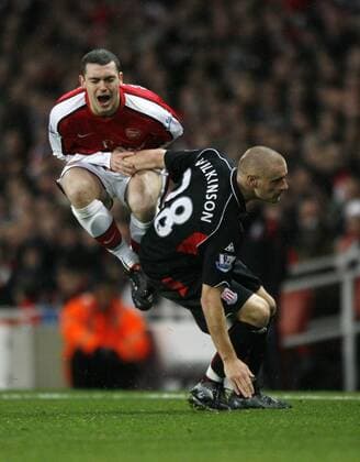 Arsenal FC London s Thomas Vermaelen (L) gets tackled late by Stoke s Andy Wilkinson Barclays Premier League Arsenal v Stoke City 5th December, 2009 EDITORIAL USE ONLY. No use with unauthorised audio, video, data, fixture lists, club league logos or live services. Online in-match use limited to 120 images, no video emulation. No use in betting, games or single club league player publications. o0 Foulspiel, gefoult