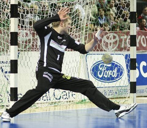 Handball, 1. Bundesliga, HSG Wetzlar vs. HSV Hamburg, Keeper Johannes Bitter (HSV) o00 Werbebande, Bande, Sponsor, Werbepartner, Werbung, Wirtschaft Ford