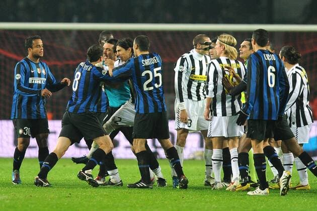 Juventus Turin (weiß) - Inter Mailand (blau): Thiago Motta (Inter) und Torwart Gianluigi Buffon (Juventus) geraten aneinander  o0 Spannung
