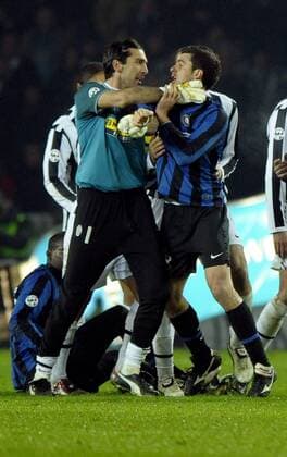 Rangelei zwischen Torwart Gianluigi Buffon (Juventus) und Thiago Motta (Inter) - Juventus Turin (weiß) - Inter Mailand (blau) - giorgioxperottino o0 Spannung