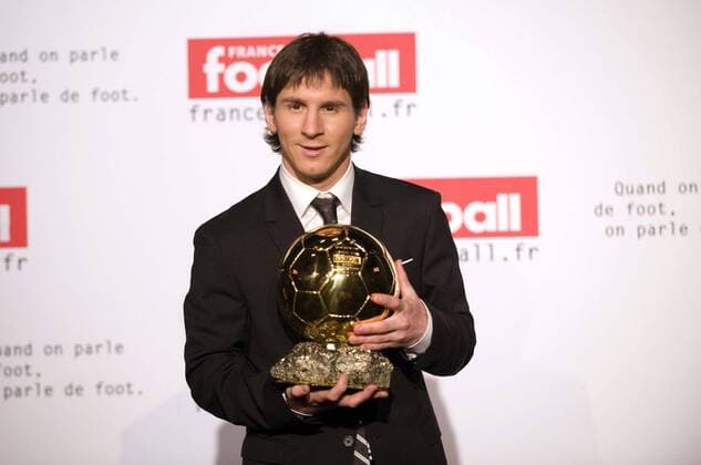 Lionel Messi (FC Barcelona Argentinien) wird mit dem goldenen Ball als Europas Fußballer des Jahres 2009 ausgezeichnet - JBAutissier -  o0 Ballon dOr, Goldener Ball, Pokal, Trophäe, Ehrung, Spielerehrung Fußballer des Jahres o00 Spielerehrung, Spieler