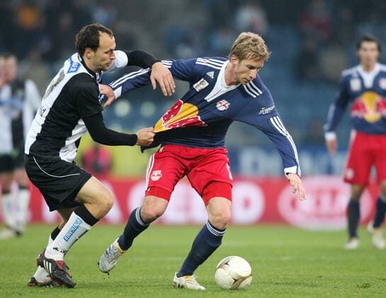 SK Sturm Graz vs Red Bull Salzburg. Bild zeigt Gordon Schildenfeld (Sturm) und Marc Janko (Salzburg).  o00 RB