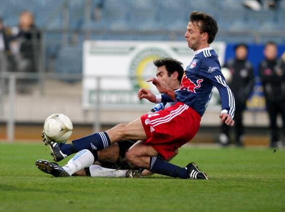 SK Sturm Graz vs Red Bull Salzburg. Bild zeigt Petr Hlinka (Sturm) und Barry Opdam (Salzburg).  o00 RB