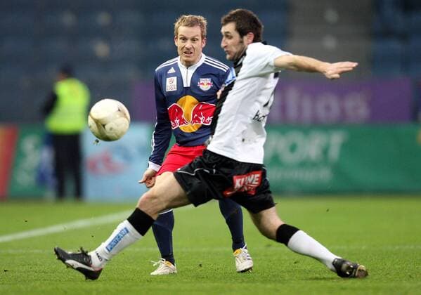 FUSSBALL - BL, Sturm vs RBS GRAZ,AUSTRIA,06.DEZ.09 - FUSSBALL - tipp3 Bundesliga powered by T-Mobile, SK Sturm Graz vs RB Red Bull Salzburg. Bild zeigt Christian Schwegler (RBS) und Ilia Kandelaki (Sturm). 