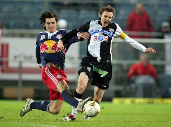 FUSSBALL - BL, Sturm vs RBS GRAZ,AUSTRIA,06.DEZ.09 - FUSSBALL - tipp3 Bundesliga powered by T-Mobile, SK Sturm Graz vs RB Red Bull Salzburg. Bild zeigt Nikola Pokrivac (RBS) und Andreas Hoelzl (Sturm). 
