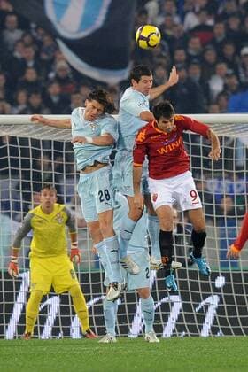 Mirko Vucinic (AS Rom, re.) gegen Guglielmo Stendardo (Lazio Rom, li.) 