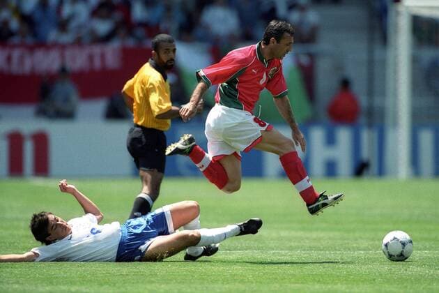 Julio Cesar Enciso (Paraguay, li.) gegen Hristo Stoichkov (Bulgarien) Fußball WM Herren WM 1998, Länderspiel, Nationalteam, Nationaltrikot, Paraguay - Bulgarien 0:0 Gruppe Montpellier Dynamik, Kampf,