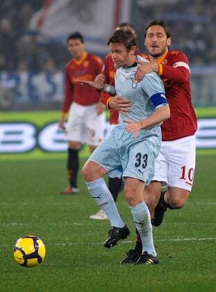roberto baronio (lazio) und francesco totti (roma) AS Rom (rot) vs Lazio Rom (blau), Serie A 6 12 2009 massimo+oliva