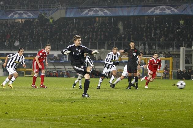 Torwart Hans Jörg Butt (FC Bayern München, Mitte) erzielt das 1:1 gegen Juventus Turin -  o0 Tor Elfmeter