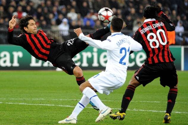 FC Zürich - AC Mailand - Marco Borriello (Milan), Heinz Barmettler (Zuerich) und Ronaldinho (Milan) v.li. - 