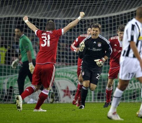08.11.2009, Vorrunde der Championsleague, 6.Spieltag Gruppe A , Juventus Turin - FC Bayern München, im Stadio Olimpico in Turin (Italien). Torwart Hans Jörg Butt (re, Bayern München) jubelt über sein Tor zum 1:1. o0 Freude Jubel