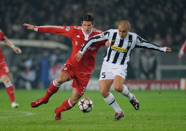 Juventus Turin - FC Bayern München - Mario Gomez (li, FCB) gegen Fabio Cannavaro (Juve) 