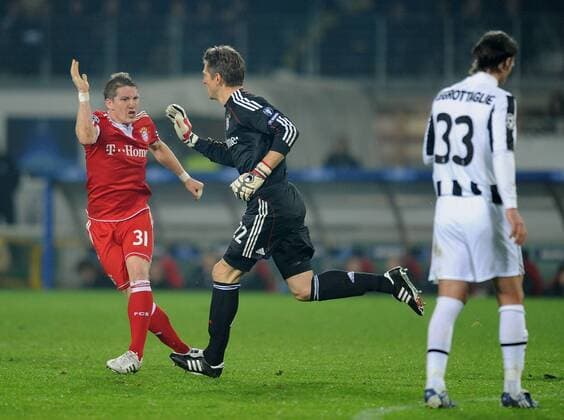 Juventus Turin - FC Bayern München - JUBEL FCB; Bastian Schweinsteiger (li) klatscht Torwart Hans Jörg Butt ab -  o0 Freude