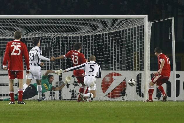 Juventus Turin - FC Bayern München - Ivica Olic (Bayern, re.) trifft zum 2:1 gegen Juve -  o0 Tor