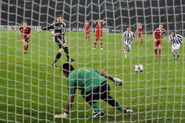 Hans Jörg BUTT (Bayern München),Torwart schießt per Elfmeter das Tor zum 1-1 Juventus Turin - FC Bayern München o0 Hintertor, Hintertorkamera, Hintertorperspektive