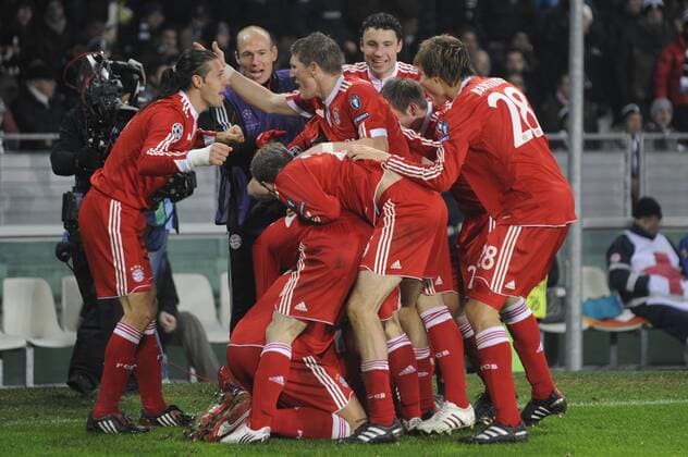 Torjubel FC Bayern München, u.a. Bastian Schweinsteiger (Mitte), Martin Demichelis (li.) - Juventus Turin - FC Bayern München o0 Jubel, Freude