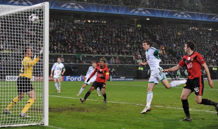 VFL WOLFSBURG - MANCHESTER UNITED FC; Edin Dzeko (VfL Wolfsburg, 2v.re.) erzielt mit diesem Kopfball das Tor zum 1-1 o0 Tor, Treffer, Gegentor