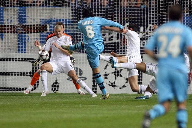 Olympique de Marseille (blau) - Real CF Madrid (weiß); Lucho Gonzalez (OM) - 