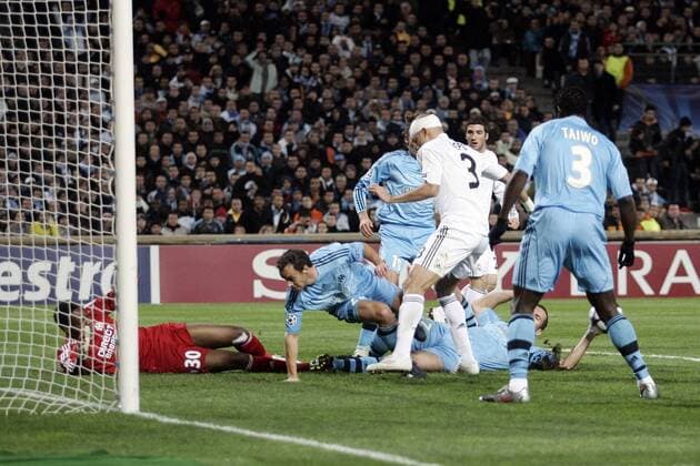 Olympique de Marseille (blau) - Real CF Madrid (weiß); Steve Mandanda (OM), Pepe (Real) - 