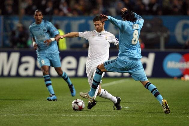 Olympique de Marseille (blau) - Real CF Madrid (weiß); Lucho Gonzalez (OM), Xabi Alonso (Real) - 