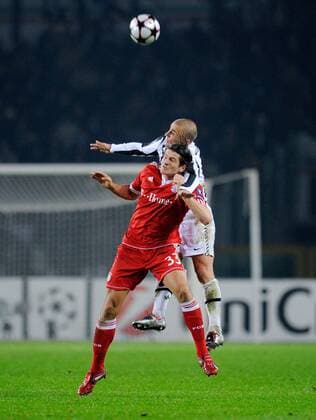 Juventus Turin - FC Bayern München - Mario GOMEZ (vorn, Bayern) kommt nicht an den Ball - 