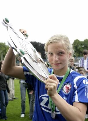 Tabea Kemme (1. FFC Turbine Potsdam) - Deutsche Meisterin 2009 o0 Pokal, Trophäe, Schale, Meisterschale, Sieg, Sieger, Meister, Objekte, Jubel, Freude
